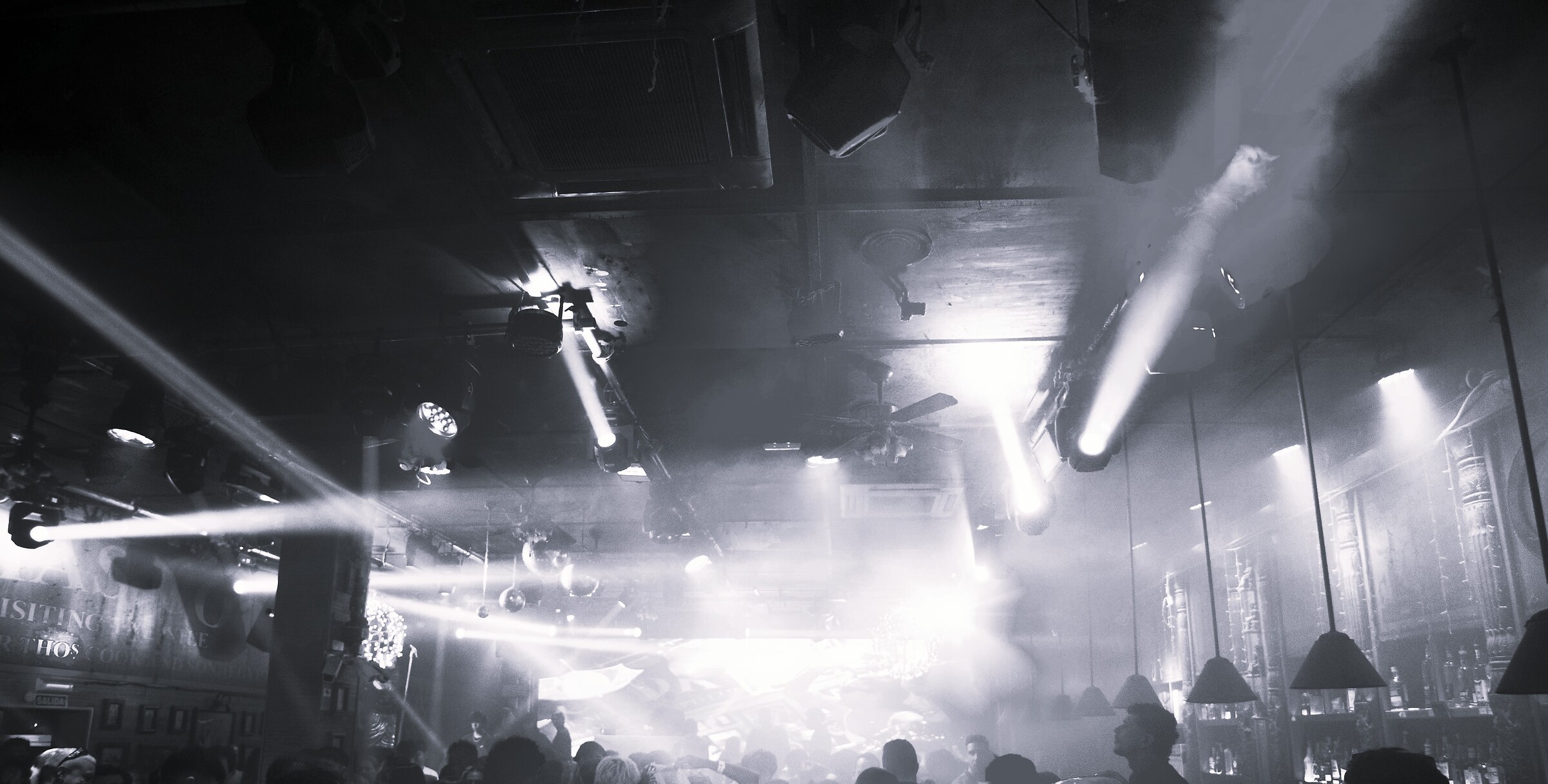Fotografía de discoteca con humo y luces
